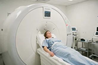 Patiente allongée sur la table d'un scanner abdominal dans une salle de radiologie moderne